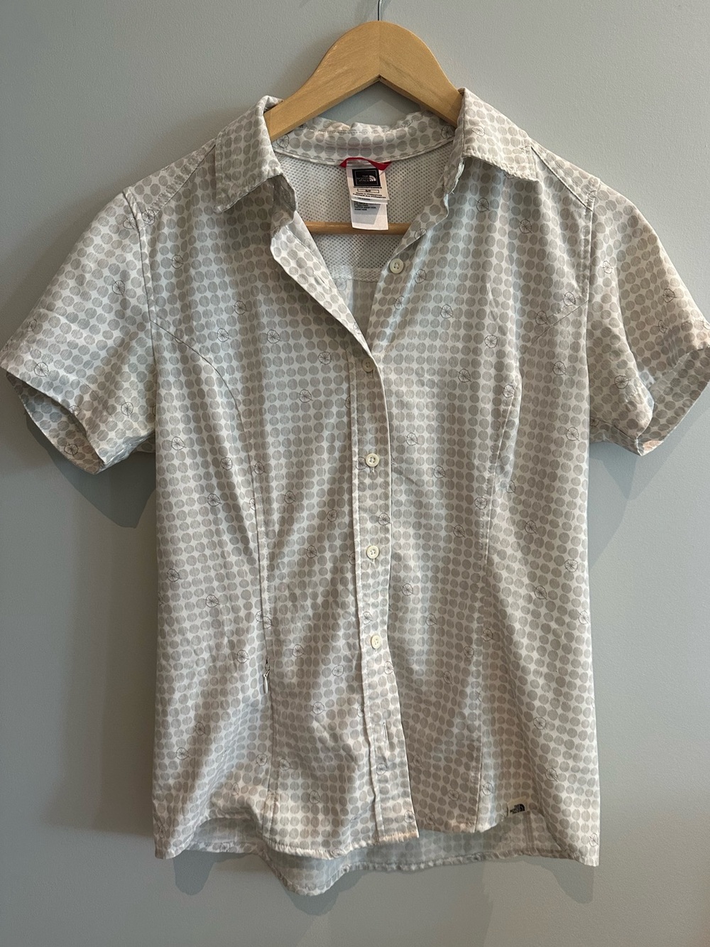 The North Face women’s light gray short-sleeve button-up shirt